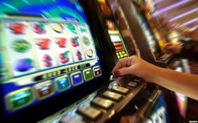 casinow ট্রেজার স্লটস গেমের রঙিন রিল ও গুপ্তধনের সিম্বল